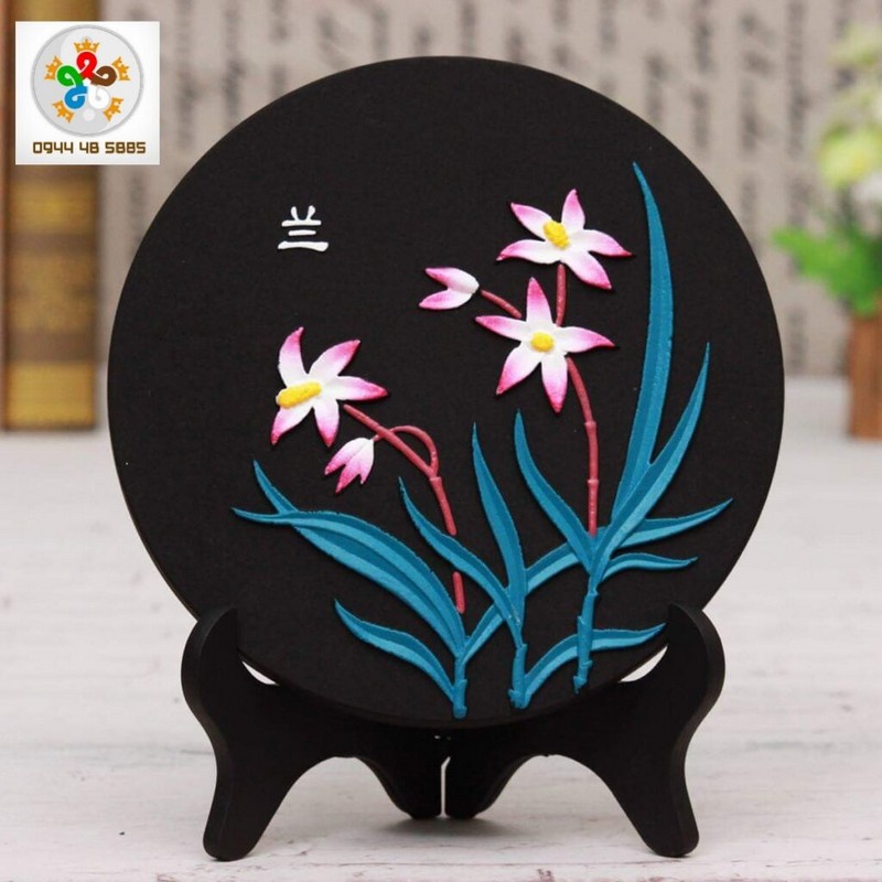 Bộ tranh đĩa màu Tứ quý còn là một sản phẩm trang trí tuyệt vời cho phòng khách, bàn làm việc, quầy bán hàng, lễ tân. Bộ tranh đĩa màu Tứ quý còn là một sản phẩm trang trí tuyệt vời cho phòng khách, bàn làm việc, quầy bán hàng, lễ tân.