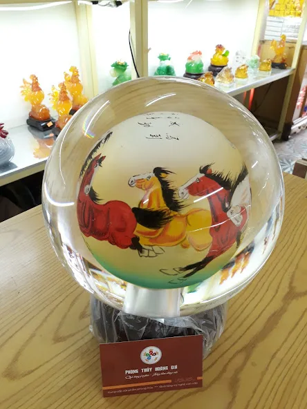 Quả cầu pha lê bát mã