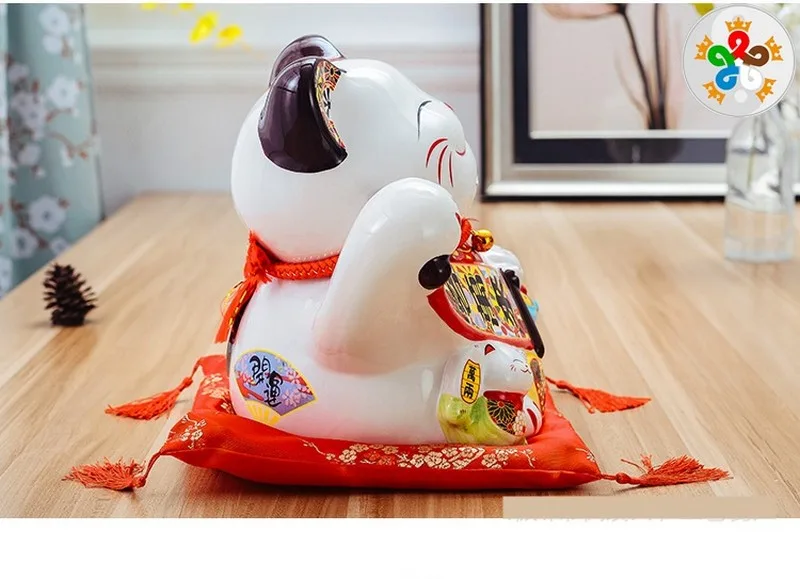 Tay trái cử động vẫy được nhờ bộ điều khiển được lắp đặt bên trong sản phẩm. Tay trái cử động vẫy được nhờ bộ điều khiển được lắp đặt bên trong sản phẩm.