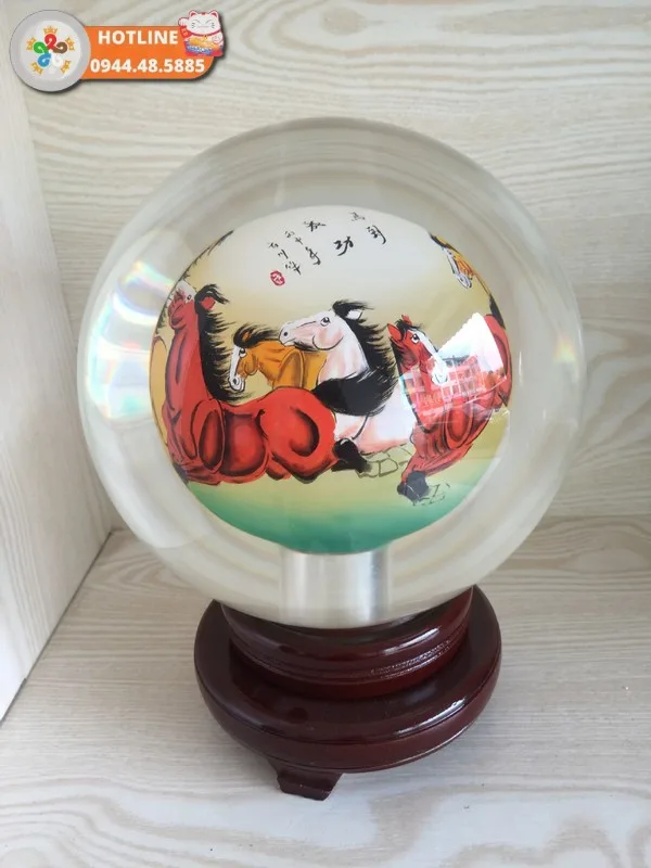 Trong ruột là hình ảnh mẫu tượng 8 con ngựa cùng chạy về 1 hướng