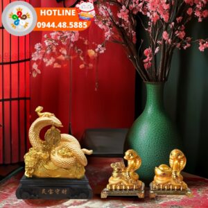 tượng rắn vàng phong thuỷ đế giả gỗ và đế kính mini trưng bày