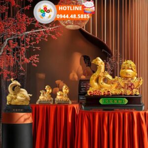 tượng rắn phong thuỷ kéo thuyền vàng trong khu trưng bày