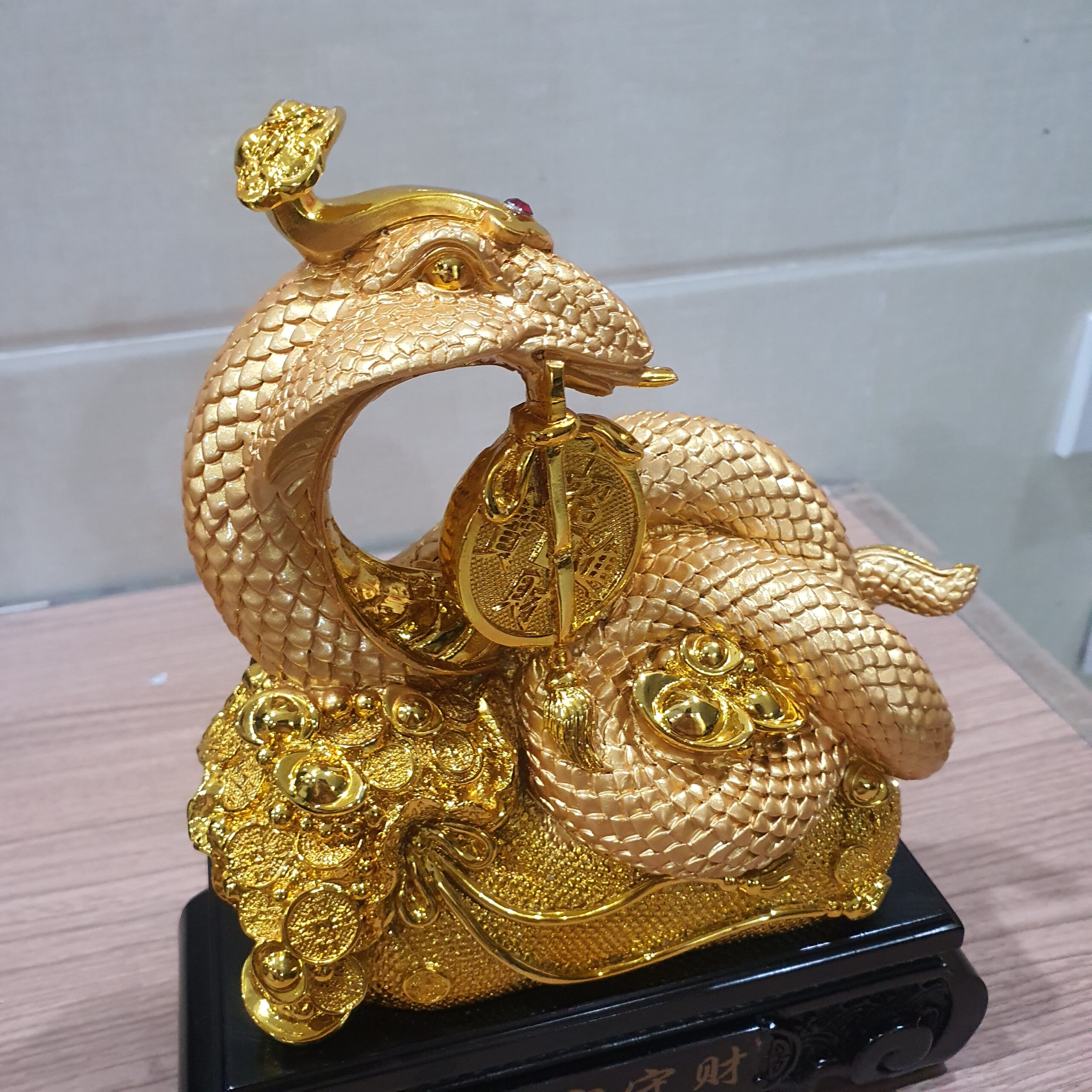 tượng rắn vàng nhìn nghiêng