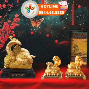 tượng rắn vàng phong thuỷ đế giả gỗ và đế kính mini trên bàn cổ điển trưng bày